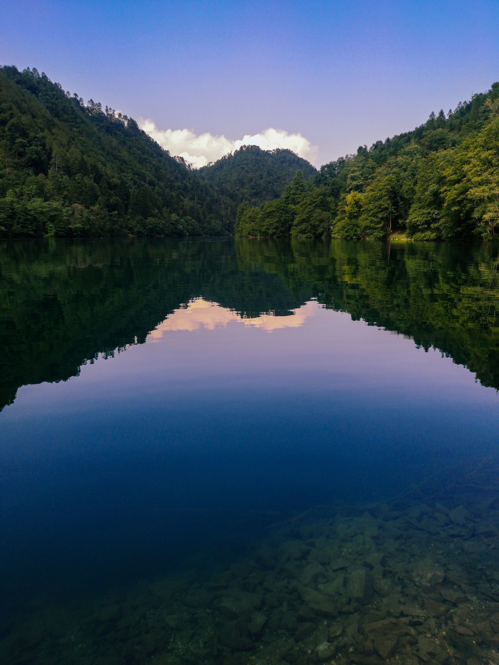 Veduta del lago di Levico Terme con le montagne sullo sfondo